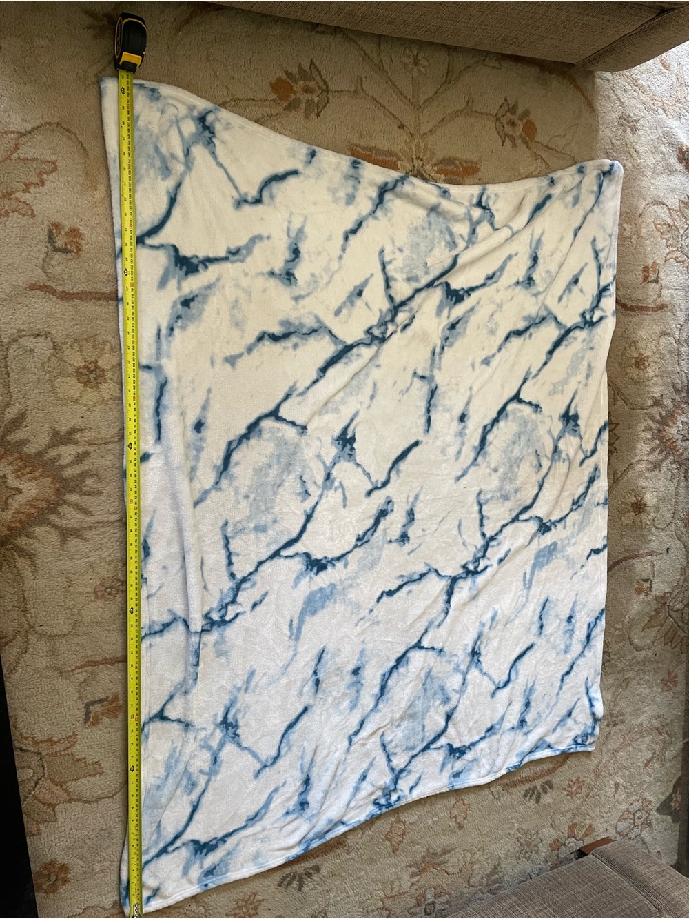 Marble-Print Plush Throw Blanket — Blue and White